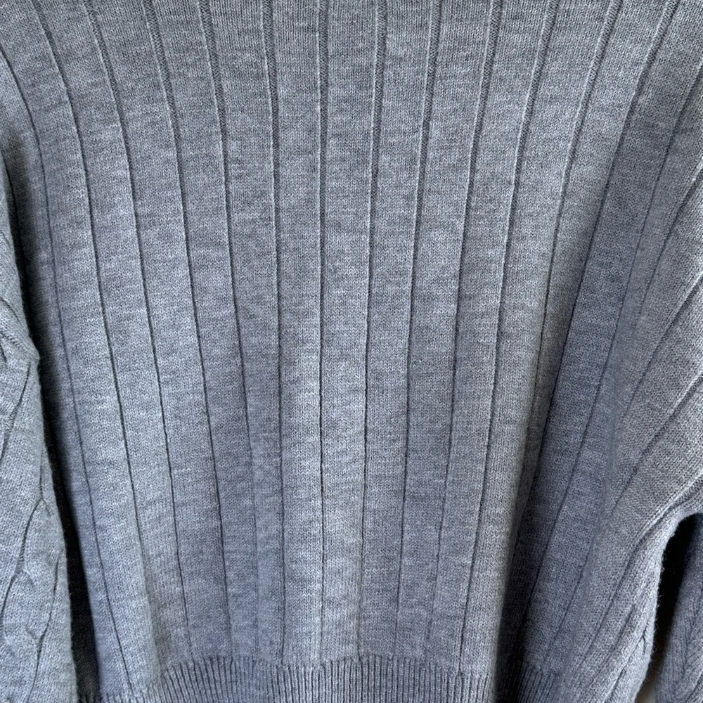 Cozy and Soft V-Neck Cable Knit Cropped Light Grey Sweater Sz M - Picture 7 of 8